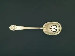 Fransk Lilje Kartoffelske m. Huller 26 cm.