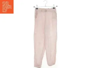 Lyserøde bukser med sommerfuglemønster fra H&M (str. 134)