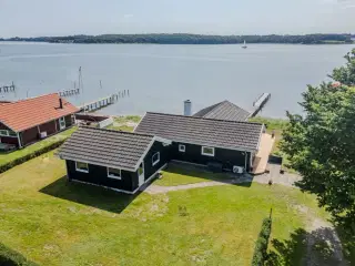 Hyggeligt familieejet sommerhus beliggende p� stranden, i roligt sommerhusomr�de, med panoramaudsigt over Genner Bugt.