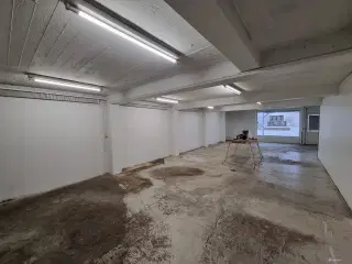 Regulært erhvervslokale udlejes - ca. 90 kvm