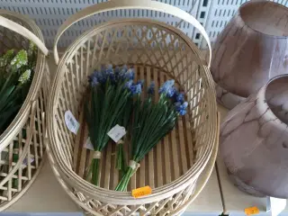 Kurv med div. Kunstige blomster