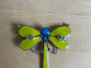 Broche fra Taratata. Guldsmed med små krystaller