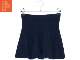 Mørkeblå nederdel fra H&M (str. 122)