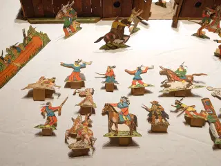 Stort gammelt træfort (31dele)+64 figurer.Ca 1950