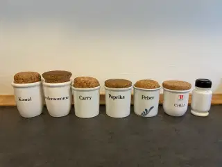Assorterede krydderikrukker af porcelæn