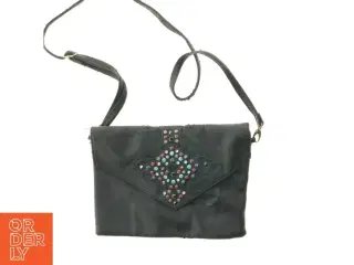 Sort skuldertaske med nitter fra Divided (str. 29 cm)