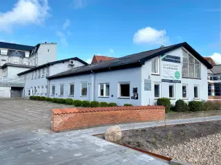 Stort og attraktivt erhvervslokale i stueetagen!