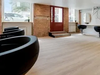 Stole og behandlerrum til leje i skønhedssalon