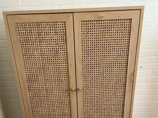 Skab med 2 låger og 4 hylder
