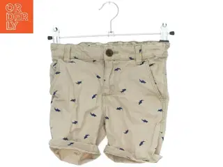 Beige shorts med haj-mønster fra H&M (str. 86)