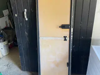 Vinduer og døre fra campingsvogn. 
