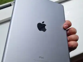 iPad 6. Generation 32GB – Klar til brug! Inkl. cov
