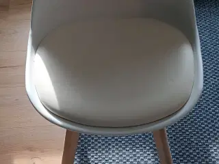 En stol til salg
