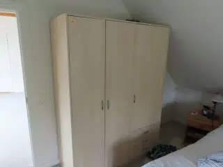 Klædeskab uden indhold