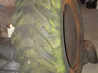 Treleborg dæk 16,9 X 30"