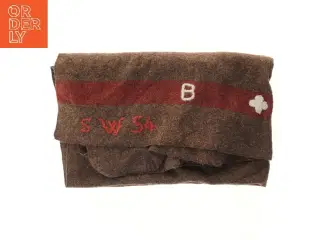 Brunt uldtæppe med røde og hvide broderier (str. 136x172 cm)