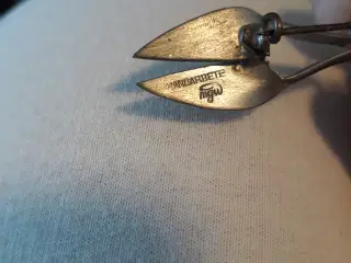 Tin broche, udformet som en fåresaks
