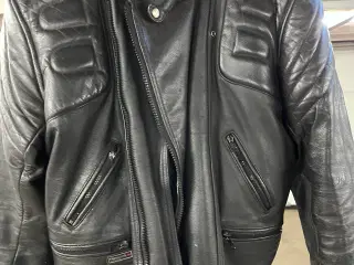 Læderjakke og bukser.