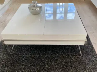 Sofabord i blank hvid med understel i stål. Meget 
