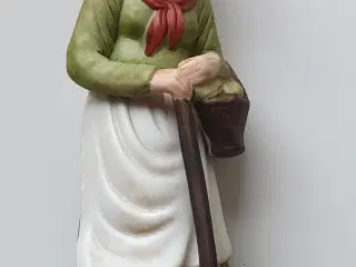 Porcelænsfigur - Ældre kvinde med stok i hænderne