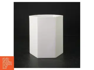 Hvid sekskantet keramik vase (str. H. 15,5 cm ø. 13,5 cm)