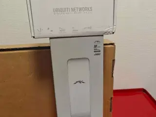 UBIQUITI Nanostation M5 + wallmount/window Mount