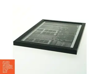 Sort billedramme med sort-hvid fotografi fra Nielsen (str. 2x29,7 cm)