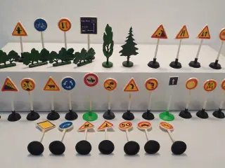 6stk vintage Lego træer og 30 vejskilte.