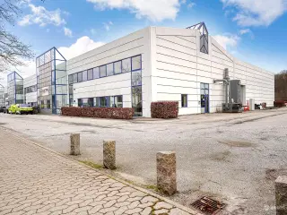 Rigtig lager og logistik ejendom med centralplacering i Brøndby.