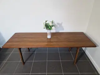 Lækkert sofabord i massiv egetræ.