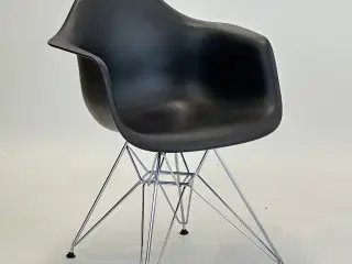 Vitra Eames Plastic Armchair DAR (Sort)