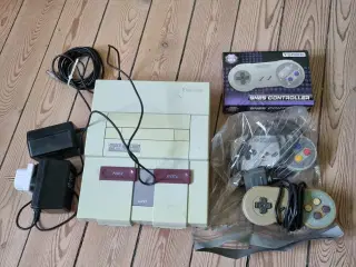 Super Nintendo med 3 controllers og 7 spil