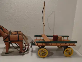 Fængselslegetøj?Vogn trukket af heste. 1940´erne.