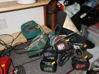 2 stk. akku håndværktøj MAKITA med 6 stk. batterier og 2 stk. ladere m.m.