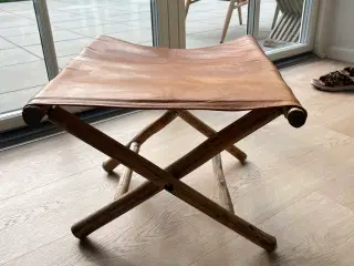 Skammel med læder sæde