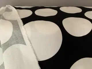 Metervare med store prikker