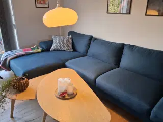Stor, blå sofa med venstrevendt chaiselong