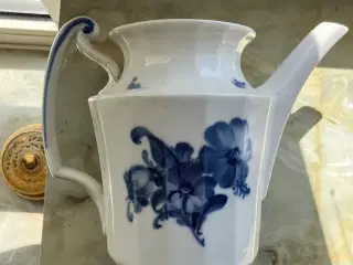 Blå blomst  kantet kaffekande 10/8502. 