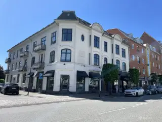 Flot hjørnebutik - Eventuel mulighed for café med kold/varm mad