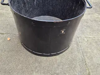 Brændespand i sortmalet jern.