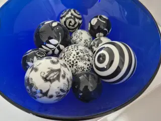 Sød blå skål med fine porcelæns kugler