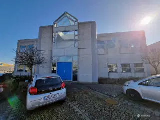 Lejemål på ca. 1.000 kvm til kontor. undervisning. showroom m.m.