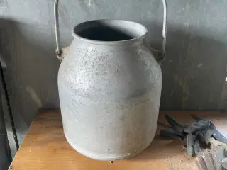 Alu beholder med hank