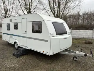 2023 - Adria Aviva 563 PT   Fortelt: Isabella Commodore Dawn, Dobbeltseng og køjer, rund-sidde-gruppe, XL-aksel, myggenetsdør, Bluetooth controller, blæser-varme,