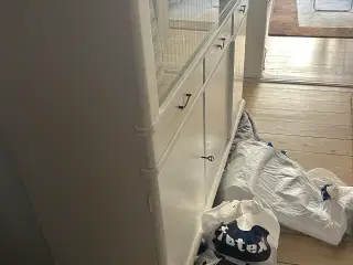 Gammelt skab med flotte skydeglas