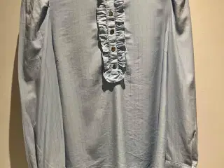 Sød bluse med stolpelukning og flæsedetaljer.