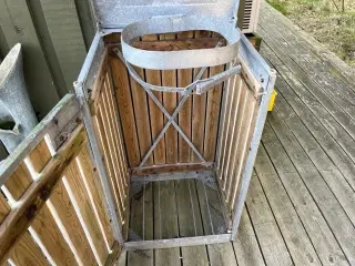 Skraldestativ gives væk