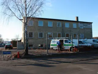 Erhvervslokaler udlejes i meget synlig hjørne ejendom.