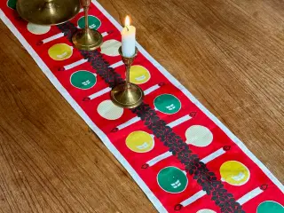 Retro bordløber m julekugler, 133 x 20 cm