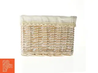 Flettet kurv med stofindlæg og blonder (str. 31,5x36,5 cm)